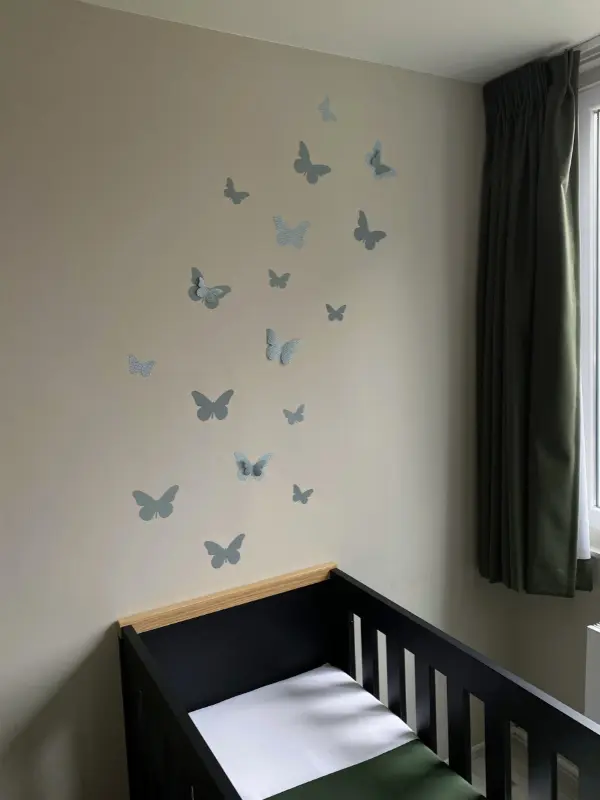 Groene babykamer met 3d vlinders